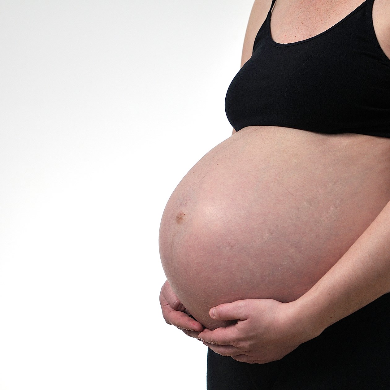 Gravid der viser sin mave