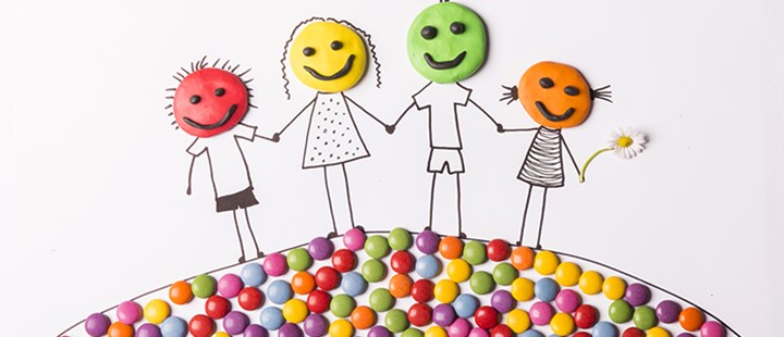 Tegning af glade farverige børn på toppen af en bakke